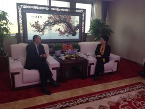 鄺遠(yuǎn)平與河南省工商聯(lián)副主席、鄭州市工商聯(lián)主席薛景霞